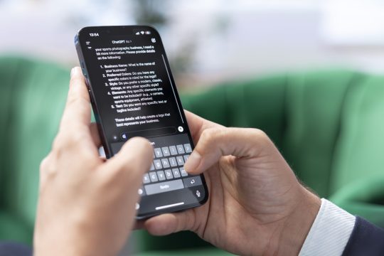 Homme qui écrit sur Chatgpt